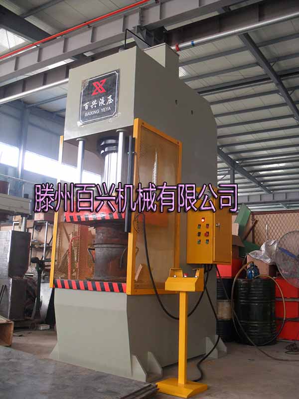百興單臂液壓機實圖