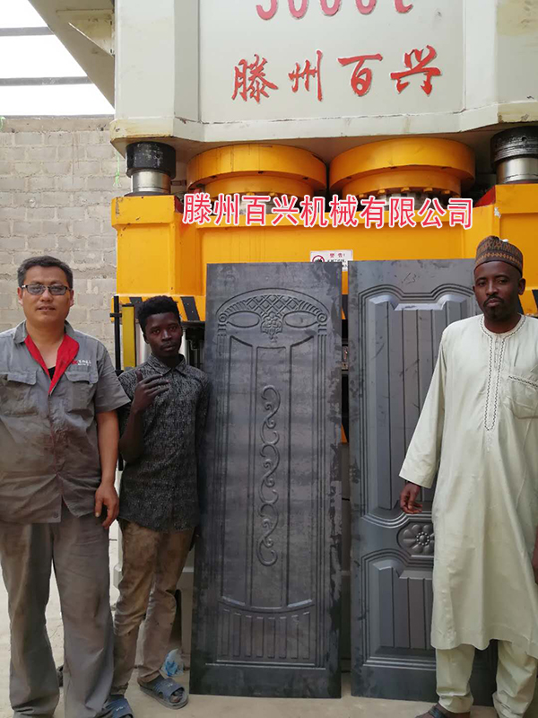 尼日利亞客戶現場安裝3000噸門面壓花機