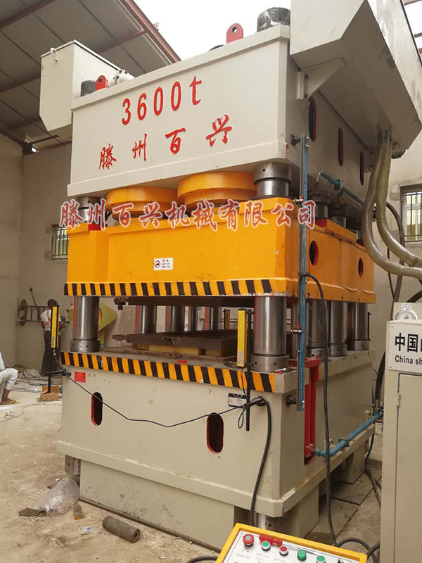 滕州百興出口非洲的3600噸門板壓花機