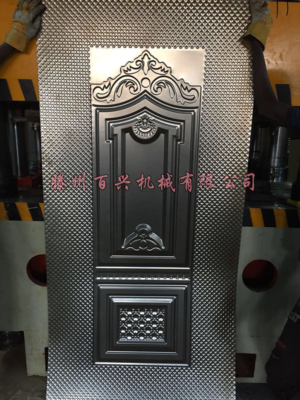 百興出口蘇丹3000噸門面壓花機