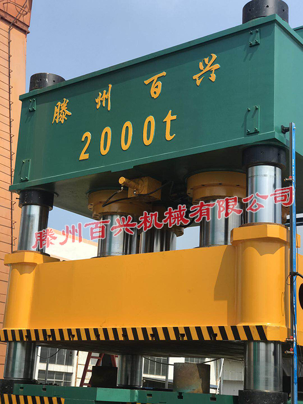 滕州百興2000噸四柱液壓機側面圖